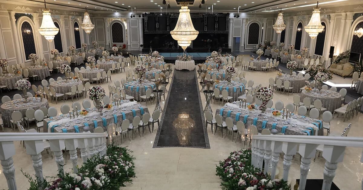 Luxurious-hall-and-garden-hall-of-Chateau-de-Versailles4