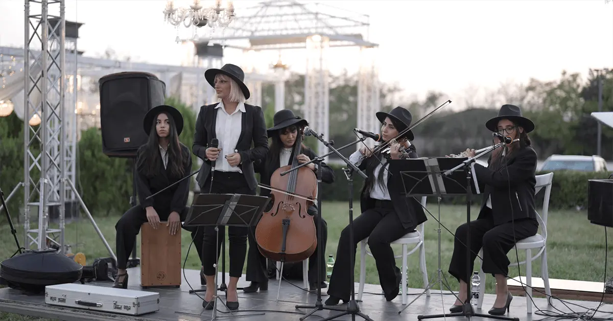 The-live-music-band-of-the-ladies-of-the-luxury-hall-of-Chateau-de-Versailles