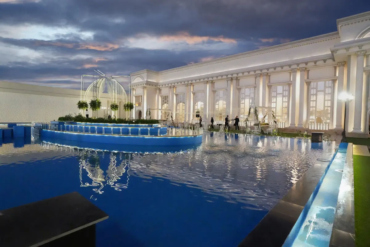 Lobby-of-the-most-luxurious-garden-of-Tehran-Hall-of-Chateau-de-Versailles-complex