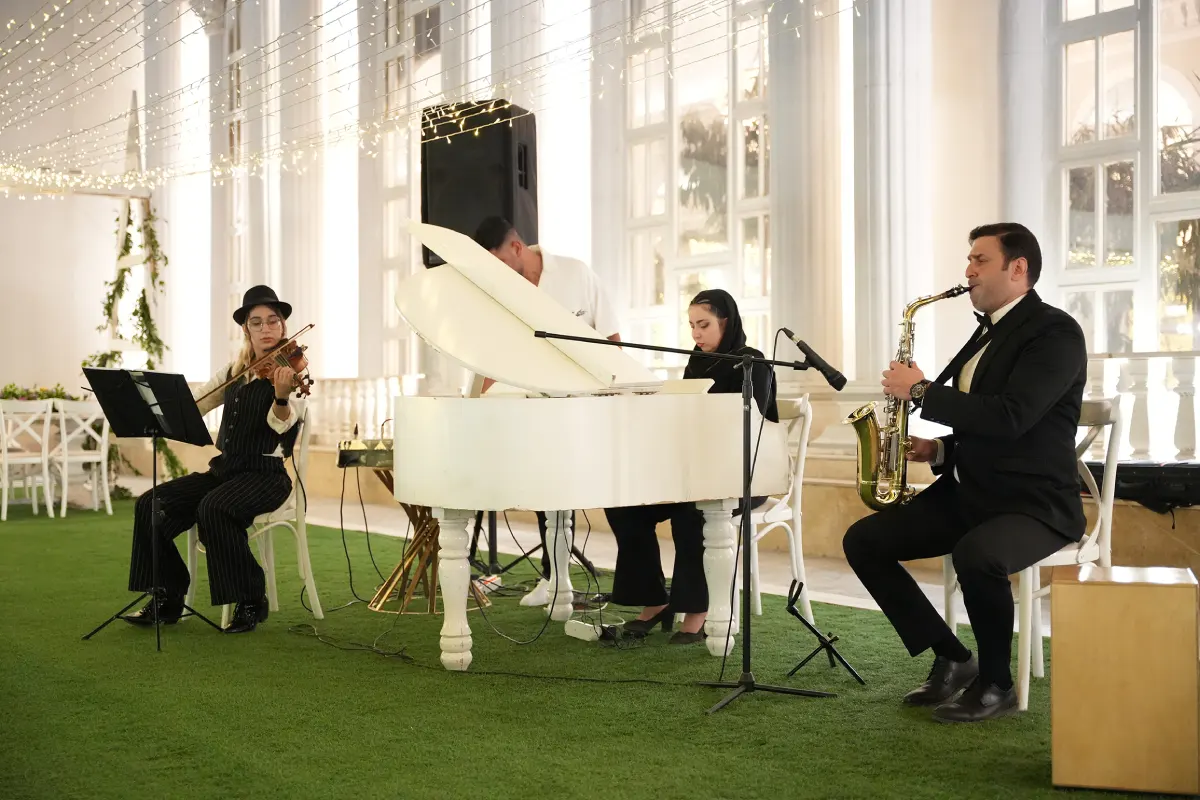 The-mens-live-music-band-of-the-luxury-hall-of-Chateau-de-Versailles